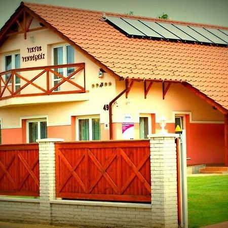 Viktor Vendeghaz Es Apartmanhaz Baktaloranthaza Exterior foto