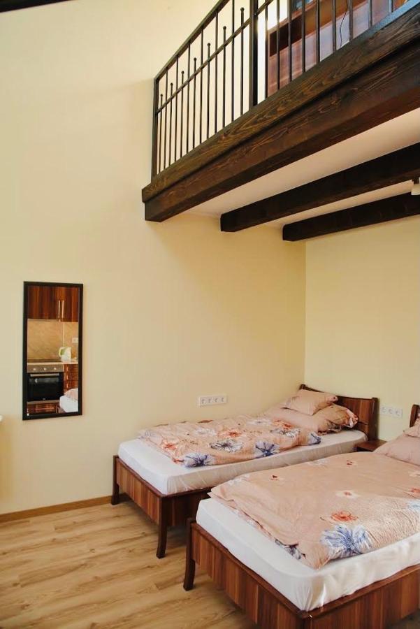 Viktor Vendeghaz Es Apartmanhaz Baktaloranthaza Exterior foto