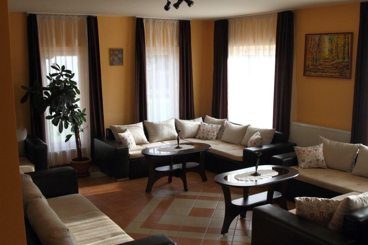 Viktor Vendeghaz Es Apartmanhaz Baktaloranthaza Exterior foto