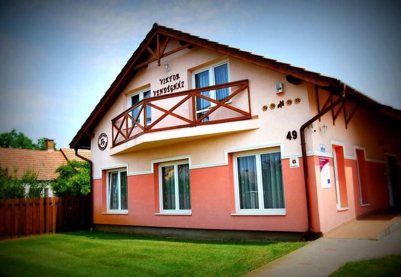Viktor Vendeghaz Es Apartmanhaz Baktaloranthaza Exterior foto