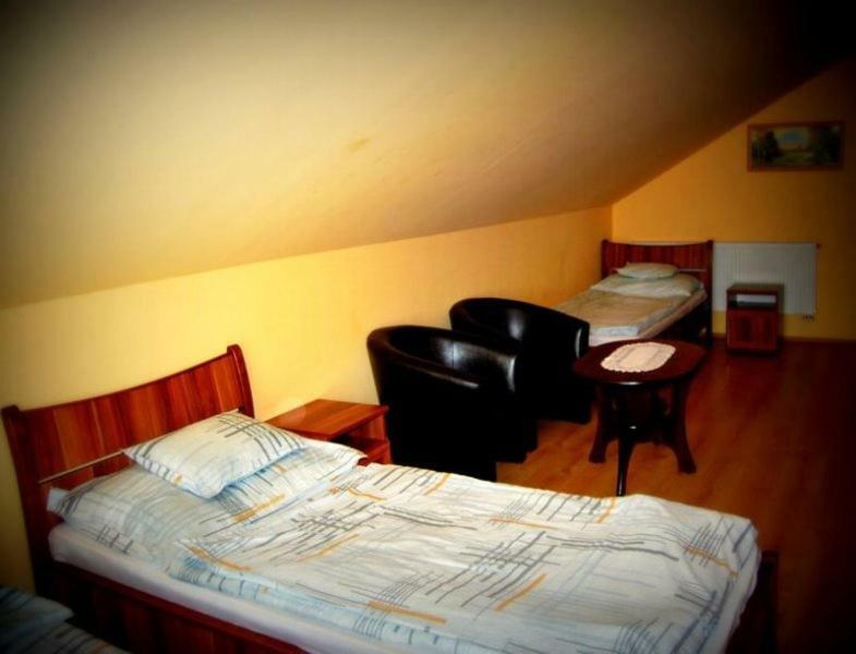 Viktor Vendeghaz Es Apartmanhaz Baktaloranthaza Exterior foto